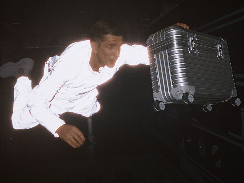 حقيبة ORIGINAL PILOT SILVER الجديدة تعيد صياغة تصميم كلاسيكي من RIMOWA ليخلب ألباب المسافرين في رحل عمل والفنانين على حدٍّ سواء